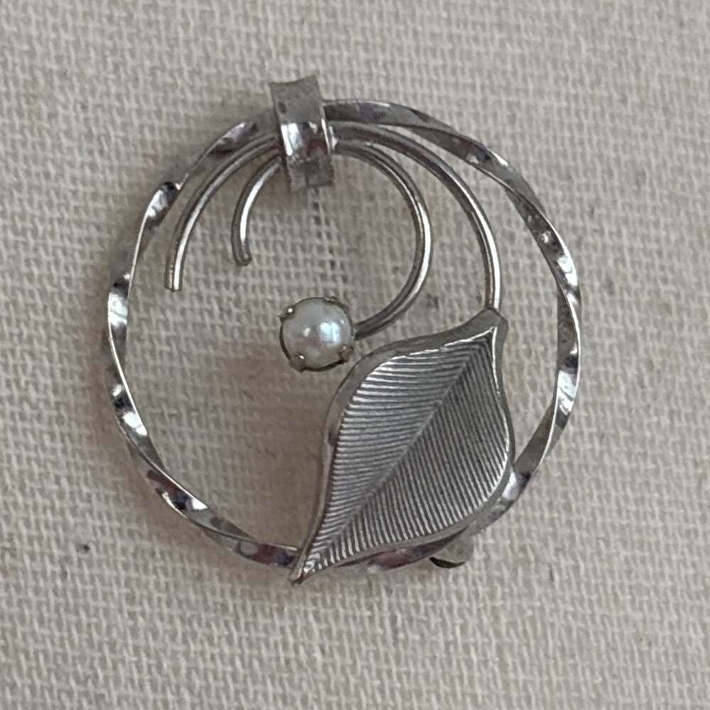 12K GF White Gold Filled Pearl Circle Leaf Brooch Signed KL Dainty Vintage